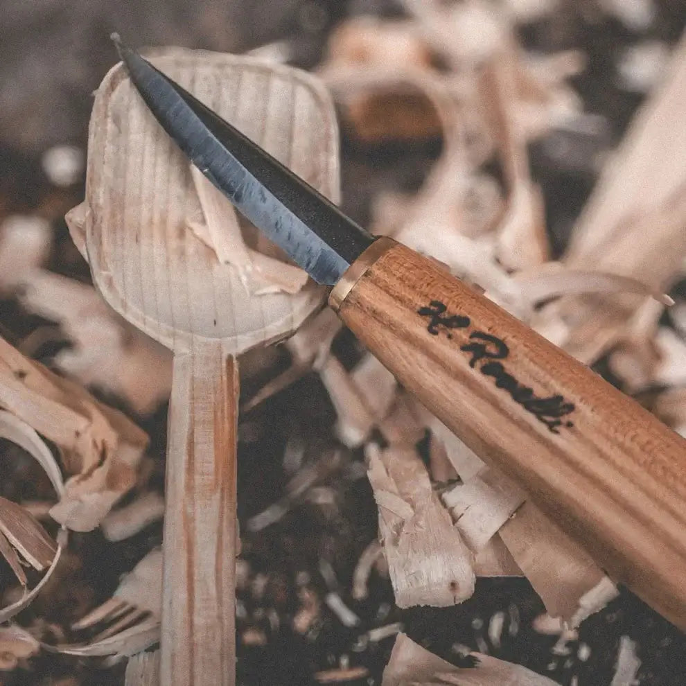 Roselli R113D The Carving Knife (Short Blade)- Red Elm in use, showcasing detailed wood carving with shavings.