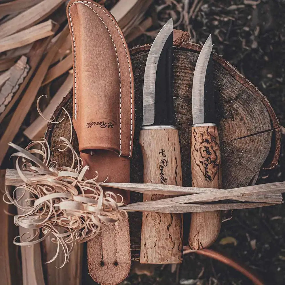 Roselli R190 Hunter / Carpenter Combo featuring two knives and a leather sheath on a wooden surface.